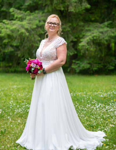 Braut auf einer Wiese bei einer Hochzeit in Nürnberg, fotografiert von Hochzeitsfotograf Brefoto.