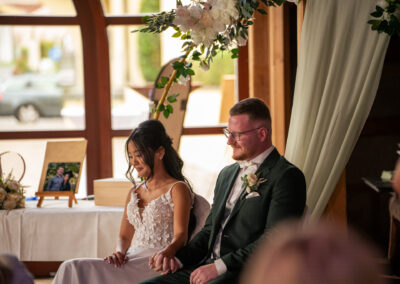 Brautpaar im Hochzeitssaal, fotografiert von Hochzeitsfotograf Brefoto in Nürnberg.